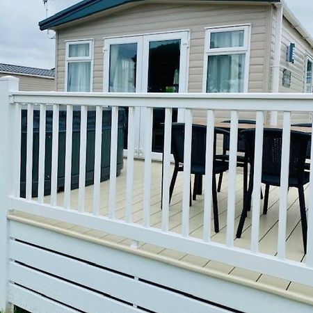 Our Kingfisher 34-4 Persons With Private Hot Tub-Pet Friendly-Tranquil Holiday Away From It All Yet Not Far From St Austell- The Holiday Home Has Two Bedrooms, Living And Dining Area, Equipped Kitchen-Decking-Outdoor Furniture-Fishing Lakes-Perfect Grampound Exterior photo
