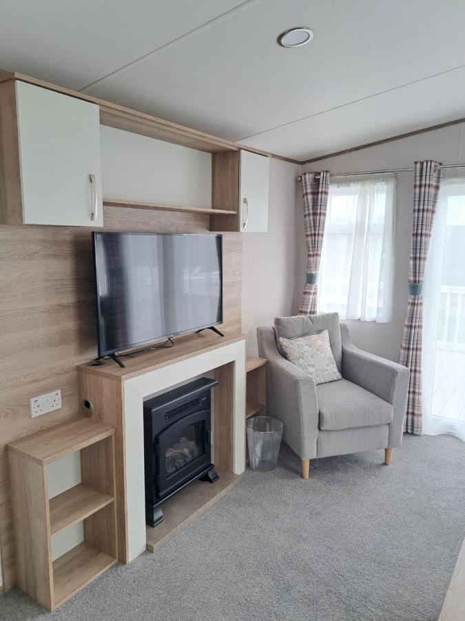 Our Kingfisher 34-4 Persons With Private Hot Tub-Pet Friendly-Tranquil Holiday Away From It All Yet Not Far From St Austell- The Holiday Home Has Two Bedrooms, Living And Dining Area, Equipped Kitchen-Decking-Outdoor Furniture-Fishing Lakes-Perfect Grampound Exterior photo
