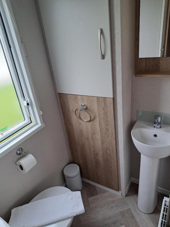 Our Kingfisher 34-4 Persons With Private Hot Tub-Pet Friendly-Tranquil Holiday Away From It All Yet Not Far From St Austell- The Holiday Home Has Two Bedrooms, Living And Dining Area, Equipped Kitchen-Decking-Outdoor Furniture-Fishing Lakes-Perfect Grampound Exterior photo