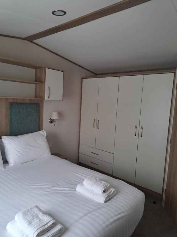 Our Kingfisher 34-4 Persons With Private Hot Tub-Pet Friendly-Tranquil Holiday Away From It All Yet Not Far From St Austell- The Holiday Home Has Two Bedrooms, Living And Dining Area, Equipped Kitchen-Decking-Outdoor Furniture-Fishing Lakes-Perfect Grampound Exterior photo
