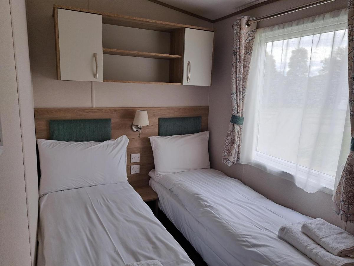 Our Kingfisher 34-4 Persons With Private Hot Tub-Pet Friendly-Tranquil Holiday Away From It All Yet Not Far From St Austell- The Holiday Home Has Two Bedrooms, Living And Dining Area, Equipped Kitchen-Decking-Outdoor Furniture-Fishing Lakes-Perfect Grampound Exterior photo