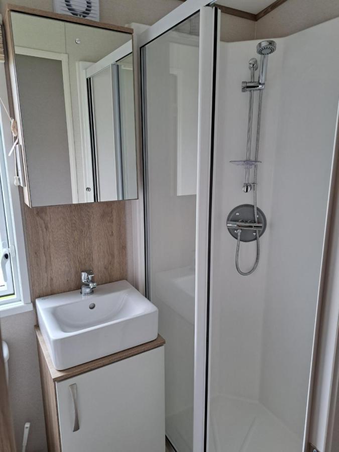 Our Kingfisher 34-4 Persons With Private Hot Tub-Pet Friendly-Tranquil Holiday Away From It All Yet Not Far From St Austell- The Holiday Home Has Two Bedrooms, Living And Dining Area, Equipped Kitchen-Decking-Outdoor Furniture-Fishing Lakes-Perfect Grampound Exterior photo