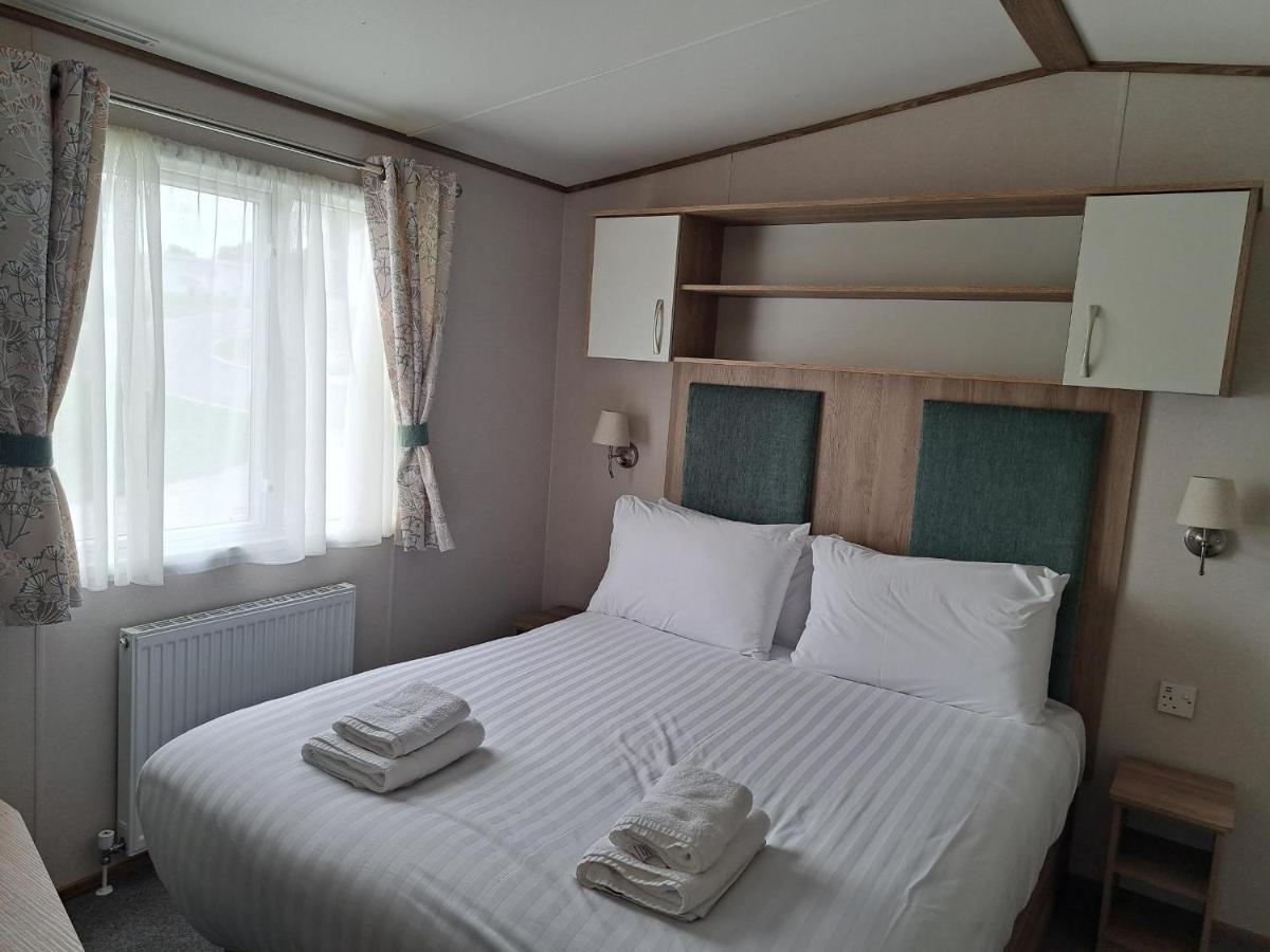 Our Kingfisher 34-4 Persons With Private Hot Tub-Pet Friendly-Tranquil Holiday Away From It All Yet Not Far From St Austell- The Holiday Home Has Two Bedrooms, Living And Dining Area, Equipped Kitchen-Decking-Outdoor Furniture-Fishing Lakes-Perfect Grampound Exterior photo