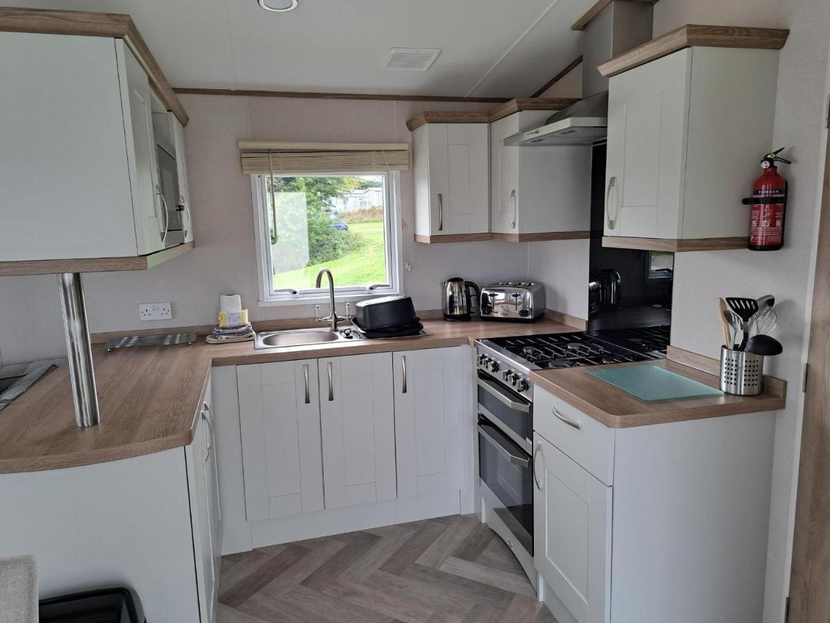 Our Kingfisher 34-4 Persons With Private Hot Tub-Pet Friendly-Tranquil Holiday Away From It All Yet Not Far From St Austell- The Holiday Home Has Two Bedrooms, Living And Dining Area, Equipped Kitchen-Decking-Outdoor Furniture-Fishing Lakes-Perfect Grampound Exterior photo