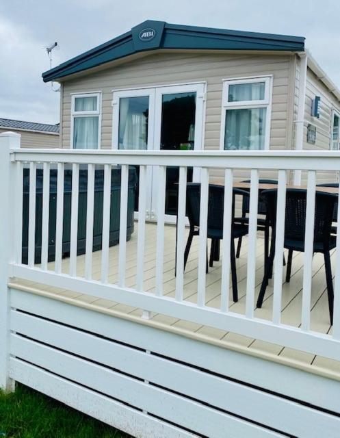 Our Kingfisher 34-4 Persons With Private Hot Tub-Pet Friendly-Tranquil Holiday Away From It All Yet Not Far From St Austell- The Holiday Home Has Two Bedrooms, Living And Dining Area, Equipped Kitchen-Decking-Outdoor Furniture-Fishing Lakes-Perfect Grampound Exterior photo